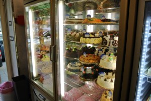 並ぶ　ケーキ　冷蔵庫