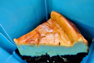 チーズケーキ　横目　黄色