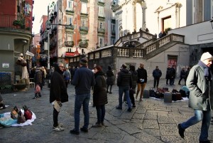 folla persone mattina
