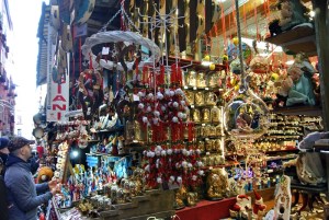 Negozio-souvenir-clienti