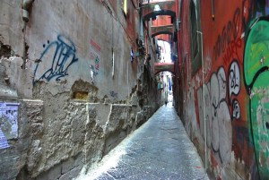 vicolo graffiti rosso