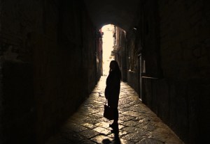 vicolo buio ombra