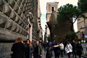 chiesa persone campanile