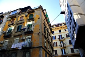 palazzo giallo cielo