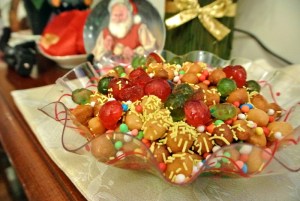 struffoli dolci credenza