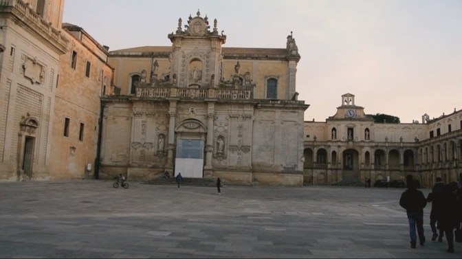 chiesa piazza persone