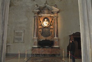 statua-persona-tomba