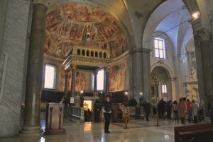 chiesa folla affreschi