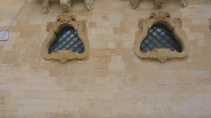 finestre muro marrone