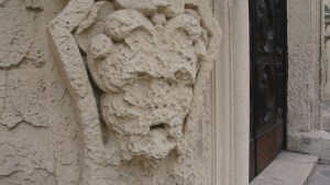 maschera pietra rovinata