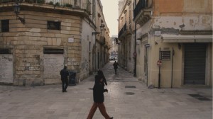 persone piazza palazzi