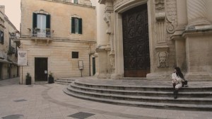 ragazza scale chiesa