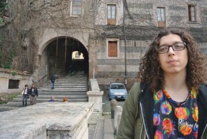 ragazzo maglietta occhiali