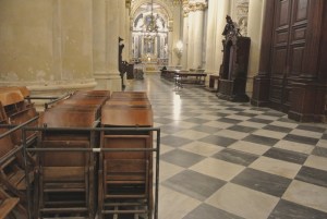 sedie pavimento chiesa