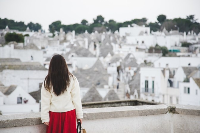 terrazza-ragazza-rosso