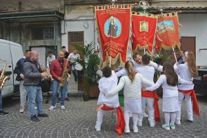 bambini bandiere musica