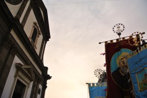 bandiere chiesa nuvola