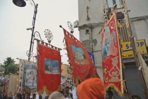 bandiere rosse cielo