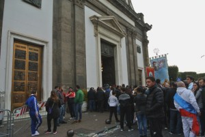 chiesa entrata fila