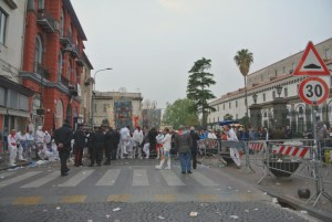 polizia transenne folla
