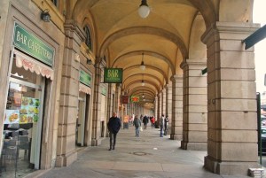 porticato persone negozi