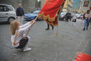 ragazza bandiera rossa