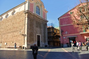 piazza paese chiesa
