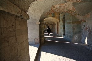 portico pietra donna